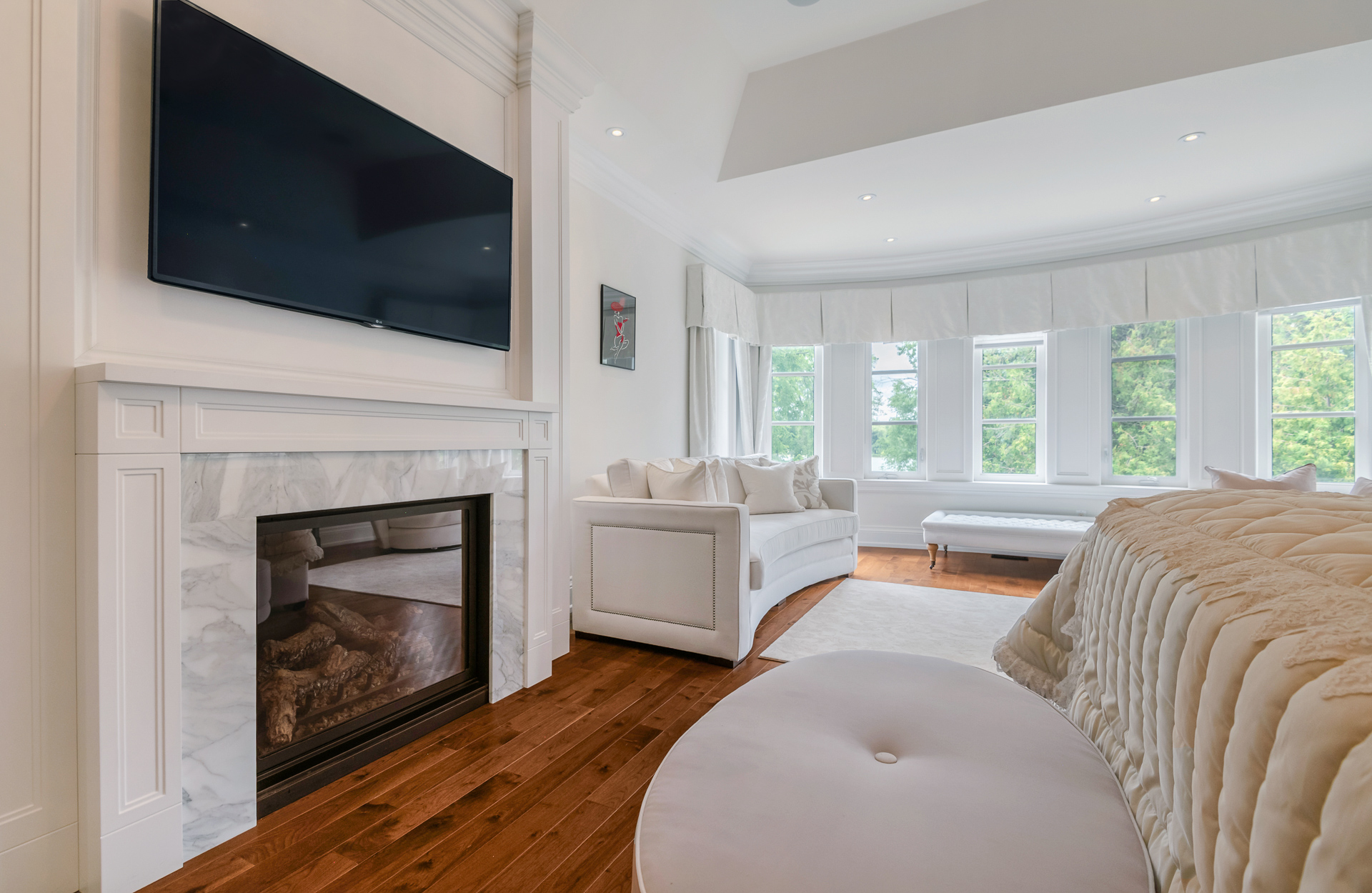 043